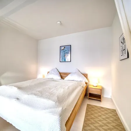 - Haus C, App 0c1206 דירה